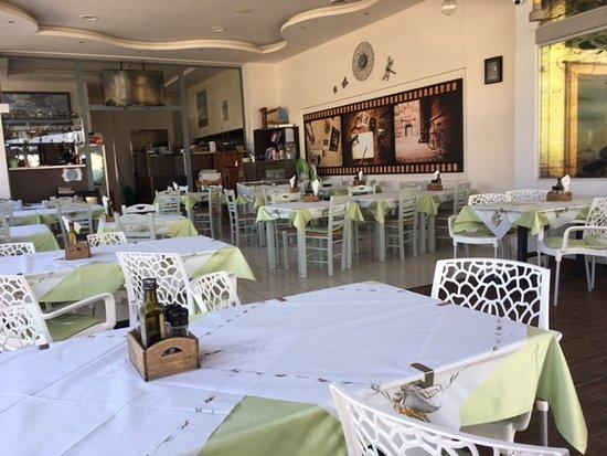 Makis Restaurant Cafe